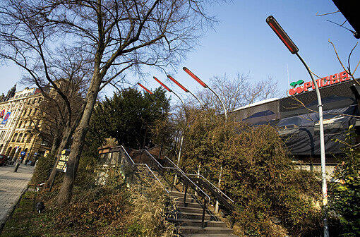 "Pacha" bei Tag: Maximiliansplatz 5. Hier führt eine Treppe ins Feier-Glück.