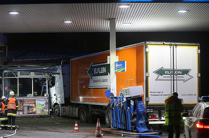 Der Fahrer eines 40-Tonners bog auf der Autobahnraststätte Würzburg-Nord an der A3 in Richtung Frankfurt mit hoher Geschwindigkeit auf das Tankstellengelände ein, erfasste dabei eine Zapfsäule und krachte dann in den Verkaufsraum.