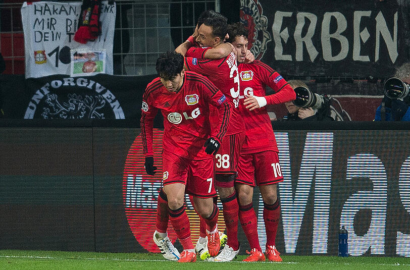 Die Spieler von Bayer 04 Leverkusen feiern den Treffer von Hakan Calhanoglu zum 1:0.
