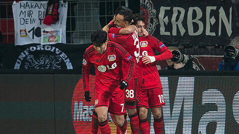 Die Spieler von Bayer 04 Leverkusen feiern den Treffer von Hakan Calhanoglu zum 1:0.