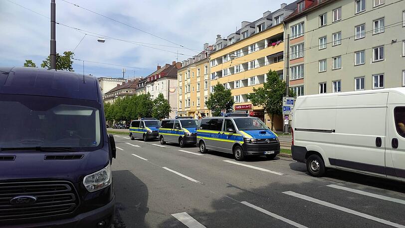 Auch die Polizei ist schon Stunden vor Anpfiff vor Ort.