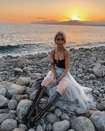 Influencerin Caro Daur genießt wunderschöne Sonnenuntergänge auf Ibiza.