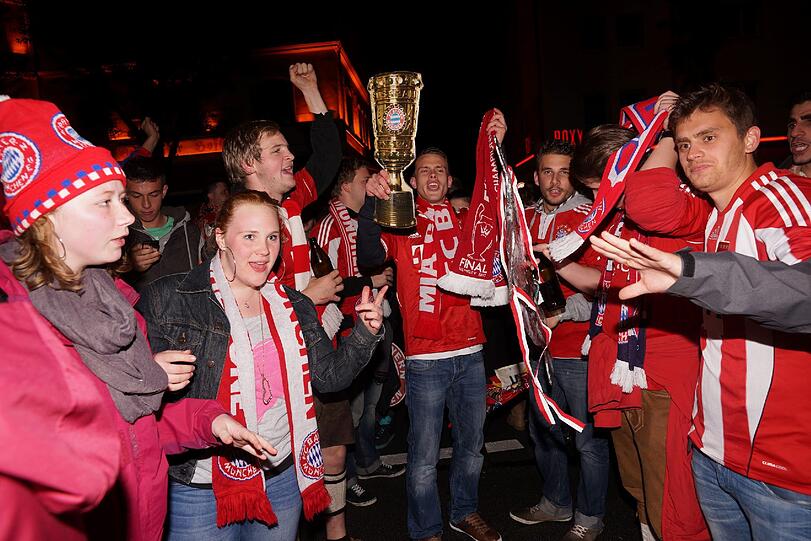 Auf der Leopoldstraße in München feiern Fans des FC Bayern München den Sieg im DFB-Pokal gegen den VfB Stuttgart.