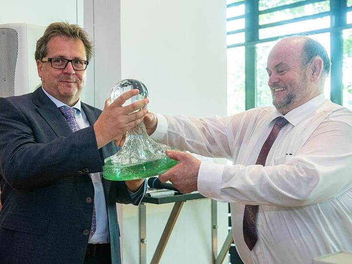 Richard Loibl (l) erhielt vergangenes Jahr die "Bairische Sprachwurzel".