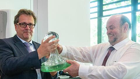 Richard Loibl (l) erhielt vergangenes Jahr die "Bairische Sprachwurzel".
