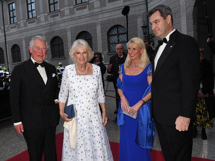 Prinz Charles (l-r), Herzogin Camilla von Cornwall, Karin Baumüller-Söder und Markus Söder (CSU) in der historischen Residenz. Foto: Angelika Warmuth