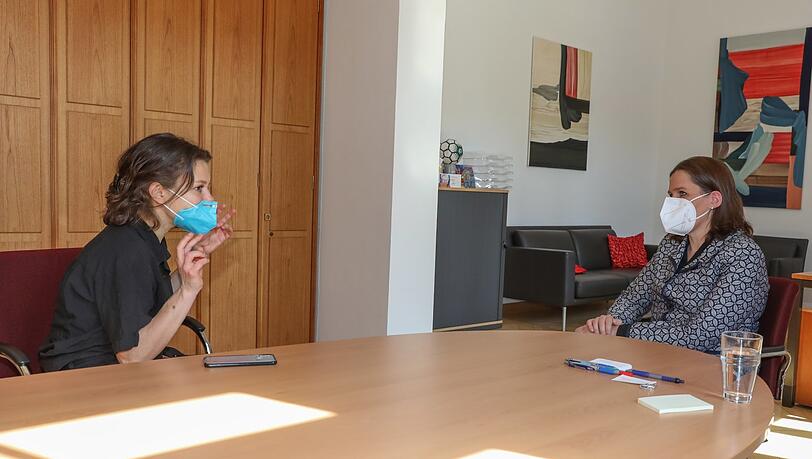Die Bürgermeisterin (r.) im Gespräch mit AZ-Reporterin Christina Hertel. Die Bürgermeisterin (r.) im Gespräch mit AZ-Reporterin Christina Hertel.
