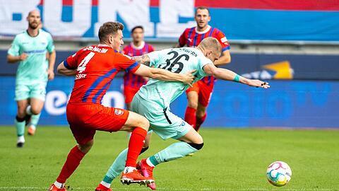 Kampf um den Ball mit vollem Körpereinsatz: Heidenheims Tim Siersleben (l) zerrt an Felix Platte vom SC Paderborn.