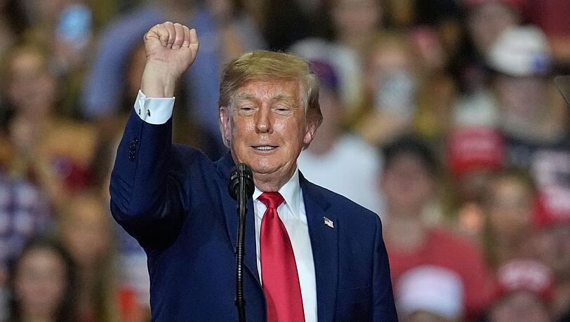 Trump feierte die Gewalt gegen Störer seiner Rede. Trump feierte die Gewalt gegen Störer seiner Rede.
