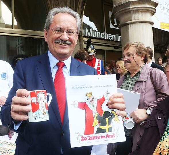 Auf dem Marienplatz hat sich der 66-Jährige am
Mittwoch nach 21 Jahren im Amt von den Bürgern der Stadt
verabschiedet.