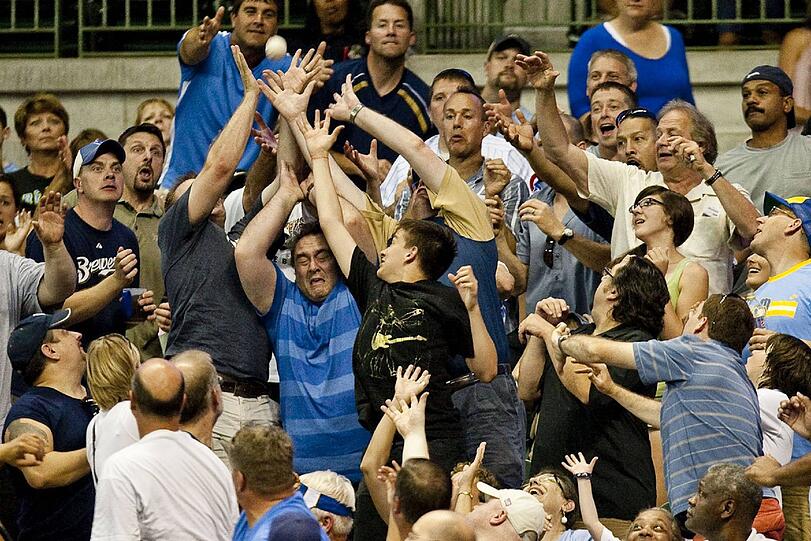 Alle wollen den "Foulball": Zuschauer "kämpfen" bei einem Baseballspiel um einen auf der Tribüne gelandeten Ball.