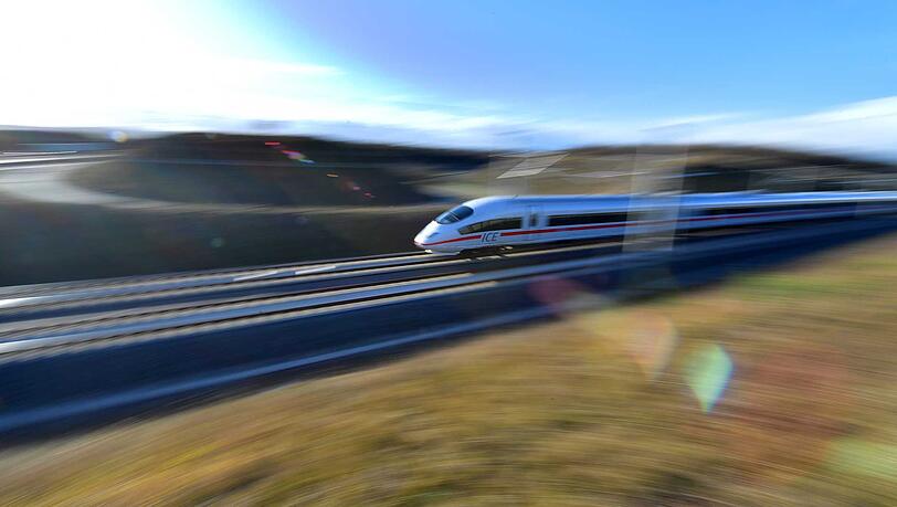 Die 623 Kilometer von München nach Berlin in unter vier Stunden: Ein ICE fährt auf der insgesamt zehn Milliarden Euro teuren Neubaustrecke. Die 623 Kilometer von München nach Berlin in unter vier Stunden: Ein ICE fährt auf der insgesamt zehn Milliarden Euro teuren Neubaustrecke.