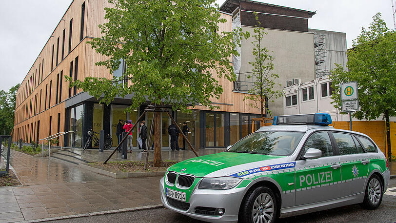 Ein Polizeiauto steht vor der Rupert-Egenberger-Schule in Lohhof.