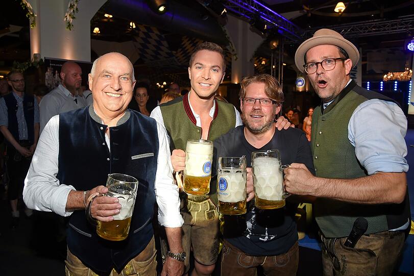 Schlagersänger Julian David, Christian Gohl (GF Hofbräuhaus Berlin)  Axel Munz (Chef von Angermaier), Sänger Ben Blümel (v.l.n.r.)