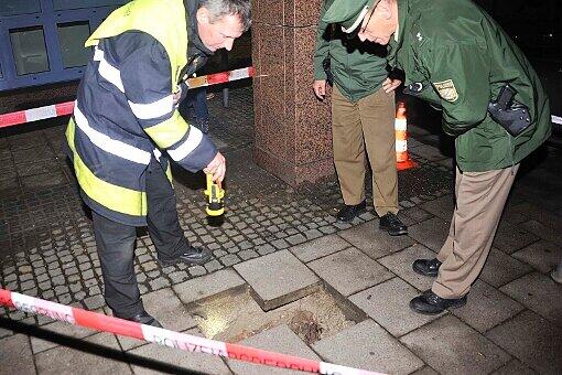 Polizei und Feuerwehr kamen sofort und imspizierten den Schacht.