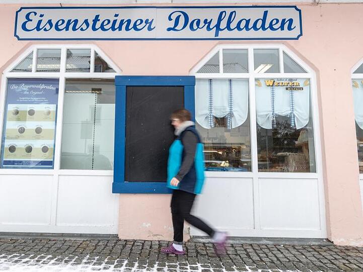 "Eisensteiner Dorfladen" steht auf einem Schild an dem Lebensmittelgeschäft im Ort. Foto: Armin Weigel/Archiv
