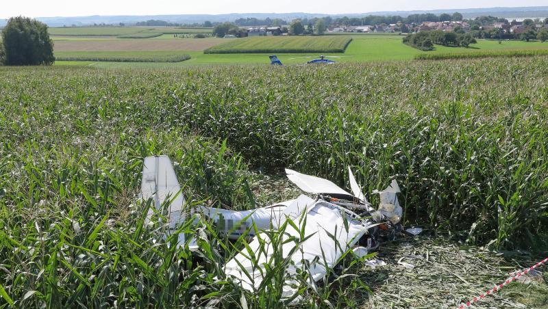 Das Wrack eines Ultraleichtflugzeuges liegt nach einem Absturz an einer Straße zwischen Tiefenbach und Höfen. Foto: Thomas Warnack