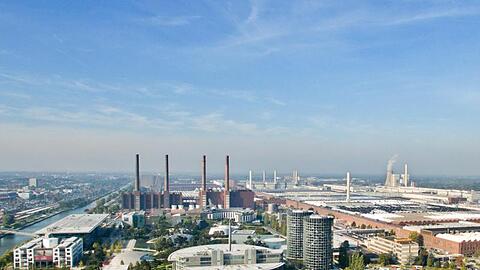 Das Volkswagen-Werk in Wolfsburg. Als Folge der Coronakrise schließt VW vorübergehend Werke in Europa.
