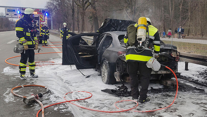 Der 7er BMW brannte völlig aus.