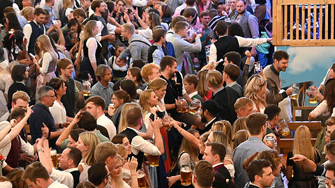 Wiesnbesucher feiern im Schützen-Festzelt.