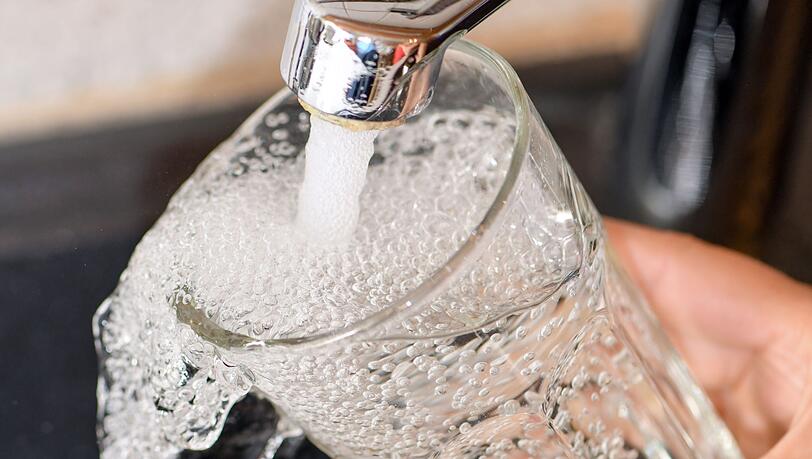 In Schwangau im Allgäu muss das Trinkwasser aktuell abgekocht werden. (Symbolfoto)