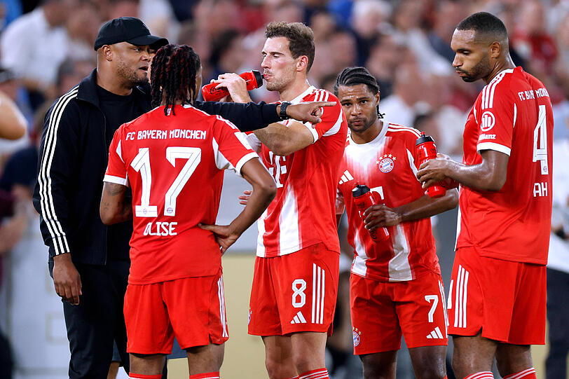Trainer Vincent Kompany mit seinen Stars Michael Olise, Leon Goretzka, Serge Gnabry und Jonathan Tah (v.l.).