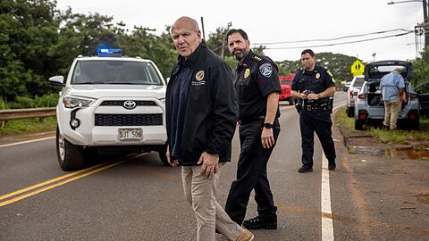 Der B&uuml;rgermeister von Honolulu, Rick Blangiardi (l), begutachtet die Hochwassersch&auml;den.