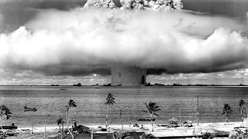 Die radioaktive Strahlung war durch die Tests so hoch, dass auch benachbarte Atolle kontaminiert wurden. Vor den atomaren Teststrecken war das Bikini Atoll bewohnt. Die Einwohner wurden umgesiedelt, jedoch mit dem Versprechen später wieder in ihre Heimat zurückkehren zu können ... Die radioaktive Strahlung war durch die Tests so hoch, dass auch benachbarte Atolle kontaminiert wurden. Vor den atomaren Teststrecken war das Bikini Atoll bewohnt. Die Einwohner wurden umgesiedelt, jedoch mit dem Versprechen später wieder in ihre Heimat zurückkehren zu können ...