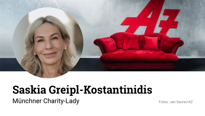 Auf der roten Couch nimmt Saskia Greipl-Kostantinidis – am 20. November 2025 im Deutschen Theater. Auf der roten Couch nimmt Saskia Greipl-Kostantinidis – am 20. November 2025 im Deutschen Theater.
