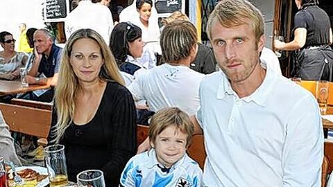 Daniel Bierofka, hier mit seinem Sohn david und Frau Nicole, hat seinen Vertrag bei den Löwen soeben zu deutlich geringeren Bezügen verlängert - sehr zur Freude seines Vaters.