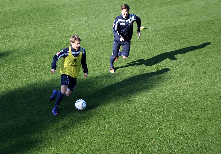 "Ideale Bedingungen": Die Löwen rennen über den Rasen in Belek und Dieter Schneider schaut cool mit Sonnebrille zu. Die besten Bilder vom Trainingslager