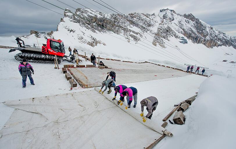 Um ein schnelles Abschmelzen zu verhindern, wird der Zugspitzgletscher für den Sommer abgedeckt.