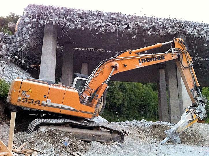 Ein dramatischer Unfall hat sich am Montagabend auf einer Baustelle an der A95 bei Großweil abgespielt - zwei Bagger stürzten von einer Brücke, ein Mann wurde bei dem Unfall schwer verletzt. Sehen Sie hier die Bilder.