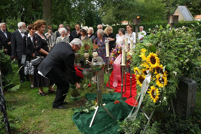 Beerdigung von der Schwabinger Gisela. Die Bilder!