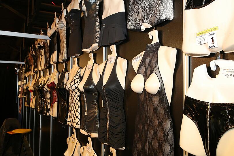 Die Erotikmesse "Eros und Amore" gastiert ein Wochenende lang in München. Für die Besucher gibt's heiße Auftritte von drallen Erotik-Stars. Sehen Sie hier die Bilder von den letzten Messen!