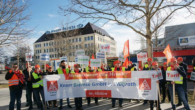 Vor der Zentrale von Knorr Bremse an der Moosacher Straße haben sich am Donnerstag Mitarbeiter zu einer Kundgebung versammelt. Vor der Zentrale von Knorr Bremse an der Moosacher Straße haben sich am Donnerstag Mitarbeiter zu einer Kundgebung versammelt.
