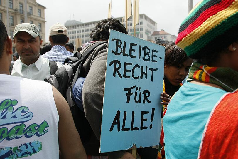 Rund 350 Menschen demonstrierten am Samstag für eine Verbesserung der Situation von Flüchtlingen.