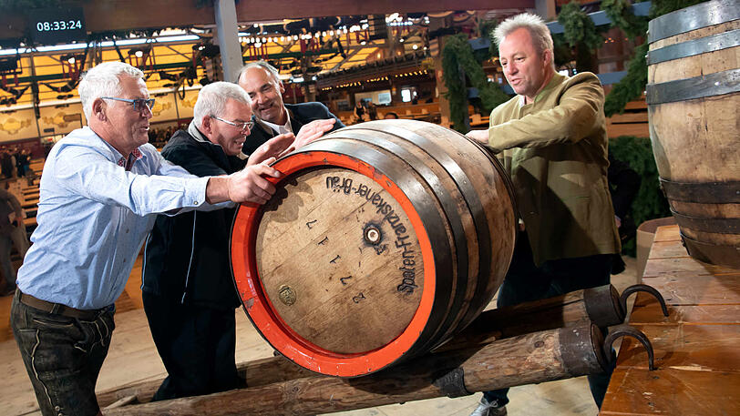 Da ist es: Das Bierfass, welches OB Dieter Reiter um Punkt 12 Uhr im Schottenhamel anzapfen wird.