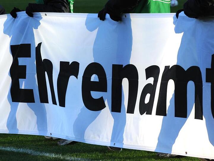 Ein Banner mit der Aufschrift "Ehrenamt": Die Länder-Finanzminister wollen mehr Anreize für ehrenamtliches Engagement schaffen.