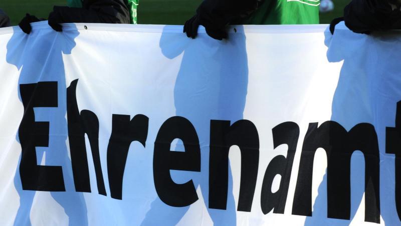 Ein Banner mit der Aufschrift "Ehrenamt": Die Länder-Finanzminister wollen mehr Anreize für ehrenamtliches Engagement schaffen. Ein Banner mit der Aufschrift "Ehrenamt": Die Länder-Finanzminister wollen mehr Anreize für ehrenamtliches Engagement schaffen.