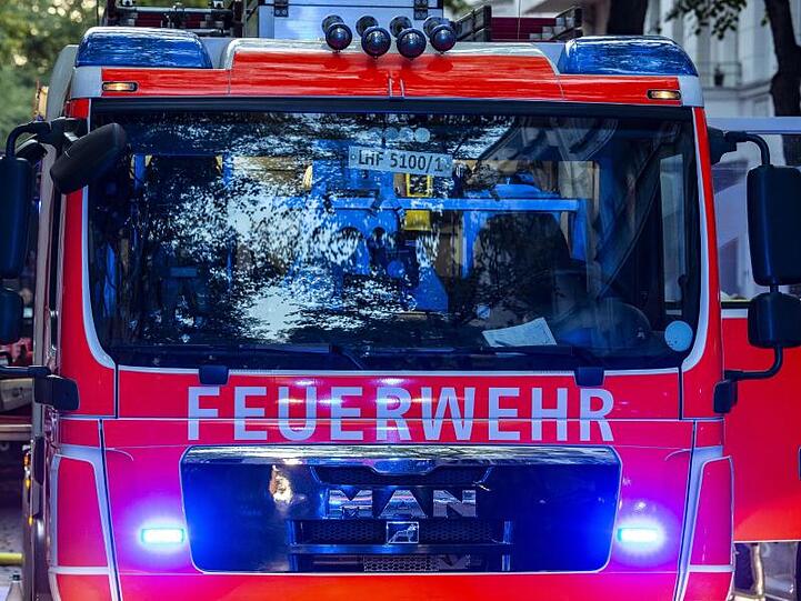 Einsatzfahrzeuge de Feuerwehr. Foto: Paul Zinken/dpa/Symbolbild