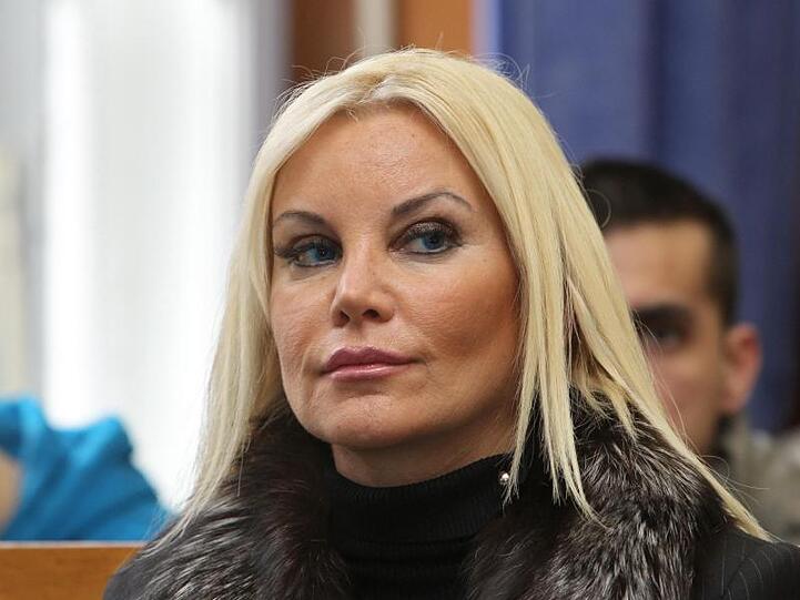 Die als Zeugin geladene Tatjana Gsell wartet im Amtsgericht in Nürnberg. Foto: Daniel Karmann/dpa
