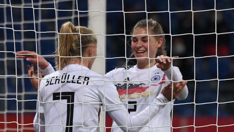 Lea Schüller (l) jubelt nach ihrem Tor zum 5:0 mit Jule Brand. Lea Schüller (l) jubelt nach ihrem Tor zum 5:0 mit Jule Brand.