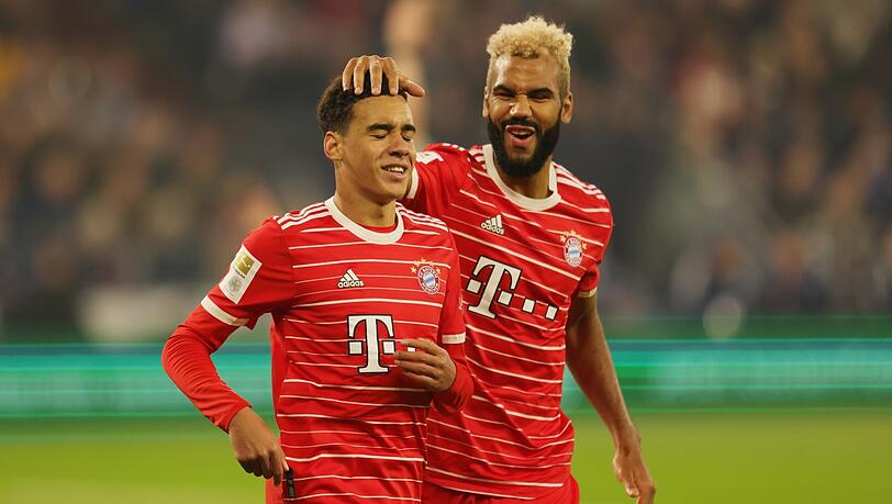 Als Lob gemeinte Streicheleinheiten für das Mega-Talent: Musiala hat auch den Respekt von Sturm-Oldie Eric Maxim Choupo-Moting (r.).