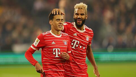 Als Lob gemeinte Streicheleinheiten für das Mega-Talent: Musiala hat auch den Respekt von Sturm-Oldie Eric Maxim Choupo-Moting (r.).
