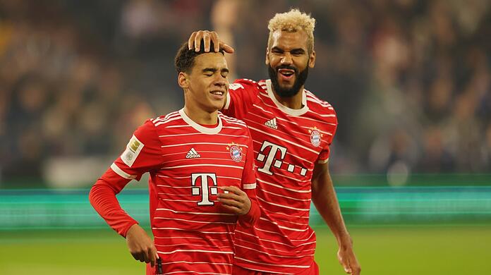 Als Lob gemeinte Streicheleinheiten für das Mega-Talent: Musiala hat auch den Respekt von Sturm-Oldie Eric Maxim Choupo-Moting (r.).