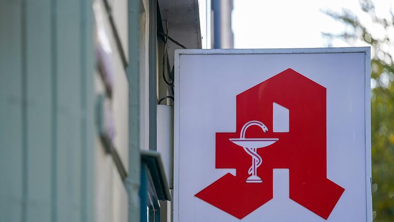 Die Zahl der Apotheken in Deutschland sinkt, auch die Beschäftigtenzahl geht weiter zurück.