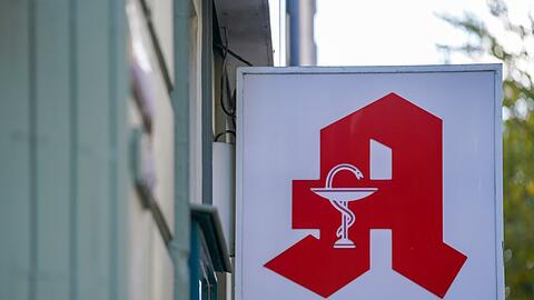 Die Zahl der Apotheken in Deutschland sinkt, auch die Beschäftigtenzahl geht weiter zurück.