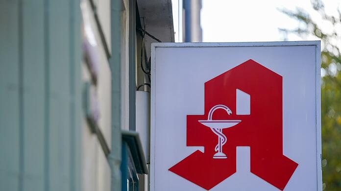 Die Zahl der Apotheken in Deutschland sinkt, auch die Beschäftigtenzahl geht weiter zurück.