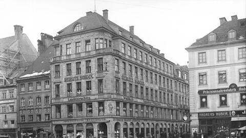 An der Fassade steht es gut lesbar: Landestrachten Wallach. Das Foto stammt aus dem Jahr 1913. Hier, an der Residenzstraße Ecke Perusastraße, hat die Familie Wallach ihr Trachtengeschäft eröffnet, später zog das Geschäft in die Residenzstraße 3.